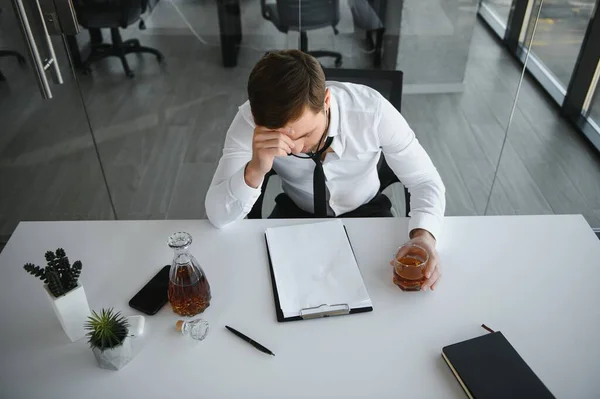職場でストレスから飲むビジネスマン — ストック写真