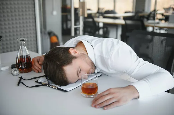 Młody Biznesmen Pijący Stresu — Zdjęcie stockowe