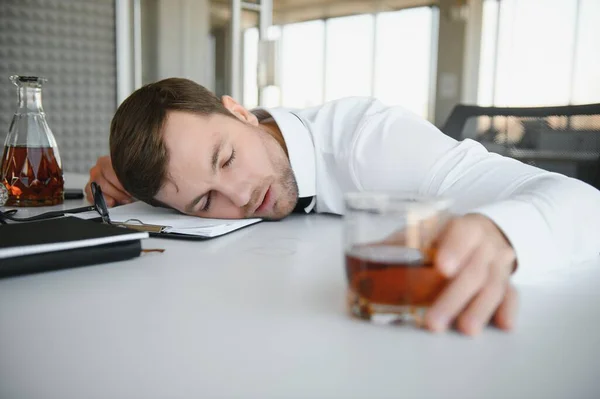 Affärsman Som Dricker Från Stress Arbetsplatsen — Stockfoto