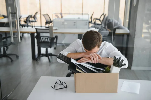 Szomorú Hogy Kirúgták Engedd Hogy Office Worker Kartondobozba Pakolja Tulajdonát — Stock Fotó