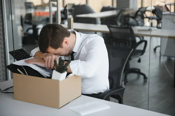 年轻英俊的商人纸箱的光现代办公室 在工作的最后一天 沮丧的上班族被发射 — 图库照片