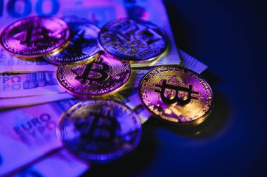 Avro banknotlarındaki bitcoin 'ler. Yeni para olarak Bitcoin, kripto para piyasası ve merkezi olmayan finans kavramı.