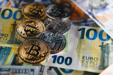 Para geçmişi. Euro Banknotes ve Bitcoin kripto para yatırımı konsepti ile ABD doları
