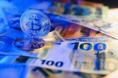 Altın bitcoin madeni para yığınını kapat Euro 'nun üstüne, dolar banknotları arka plan, yüksek açı görünümü, seçici odak.