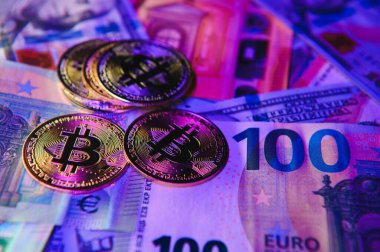 Altın bitcoin madeni para yığınını kapat Euro 'nun üstüne, dolar banknotları arka plan, yüksek açı görünümü, seçici odak.