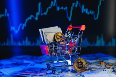 Avro banknotları, bozuk paralar, bitcoin ile dolar banknotları. Yüksek kalite fotoğraf