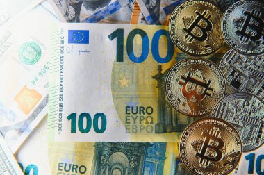 Avro banknotları, bozuk paralar, bitcoin ile dolar banknotları. Yüksek kalite fotoğraf