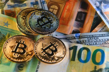 Altın bitcoin madeni para yığınını kapat Euro 'nun üstüne, dolar banknotları arka plan, yüksek açı görünümü, seçici odak.