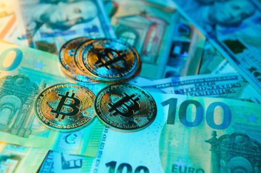 Avro banknotları, bozuk paralar, bitcoin ile dolar banknotları. Yüksek kalite fotoğraf