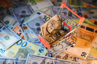 Avro banknotları, bozuk paralar, bitcoin ile dolar banknotları. Yüksek kalite fotoğraf