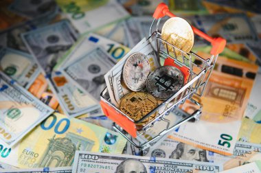 Avro banknotları, bozuk paralar, bitcoin ile dolar banknotları. Yüksek kalite fotoğraf