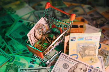 Bitcoin, Amerikan dolarlarının arka planında, Euro banknotlarında. Elektronik merkeziyet parası, döviz kuru ve kripto para biriminin büyümesi.