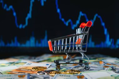 Altın bitcoin madeni para yığınını kapat Euro 'nun üstüne, dolar banknotları arka plan, yüksek açı görünümü, seçici odak.