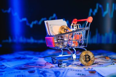 Bitcoinler ve Yeni Sanal Para Konsepti. Büyüyen bitcoinler. Avro ve dolar banknotları bulanık arkaplanda bitcoin çizelgeleri olan bir dizüstü bilgisayarda yatıyor..