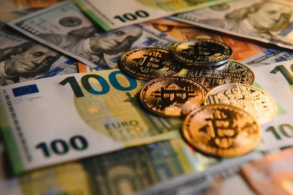 Billetes Monedas Euros Billetes Dólares Con Bitcoin Foto Alta Calidad —  Fotos de Stock