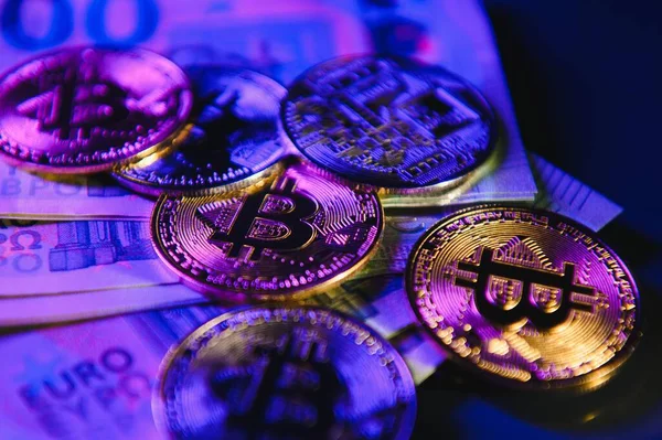 Euro parasına karşılık Altın Bitcoin. Bitcoin şifreli para birimi. Kripto para birimi konsepti. Avro banknotlu Bitcoin. Avro banknotlarına istiflenmiş bitcoin 'ler.