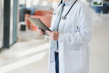 Beyaz arka planda doktorların ellerini kapat..