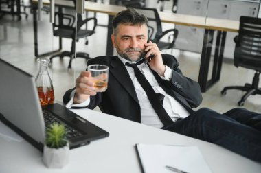 Yaşlı işadamı stresten içiyor