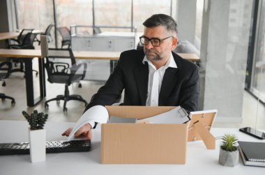 Taşınma konseptinde eski bir işadamı..