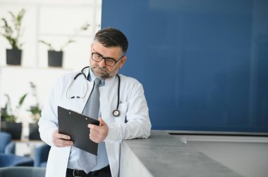 Son sınıf öğrencisi koridorda. Üniformalı doktor. Gözlüklü adam.