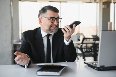 Telefonunu ofisinde atmadan kızgın Yöneticisi.