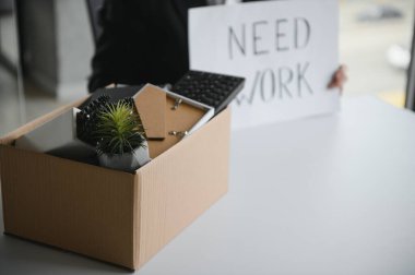 Taşınma konseptinde eski bir işadamı..