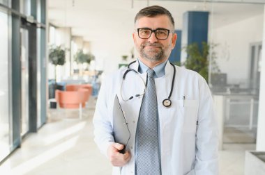 Beyaz önlüklü kıdemli doktorun portresi..