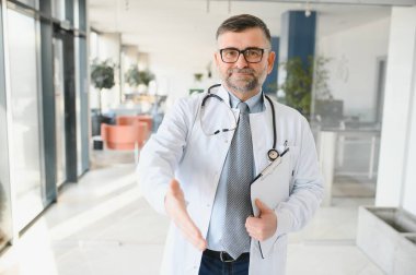 Son sınıf öğrencisi koridorda. Üniformalı doktor. Gözlüklü adam.