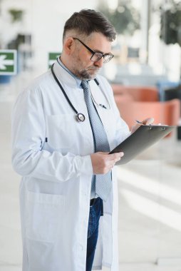 Gri saç uzmanlığı yakışıklı yaşlı doktor hastane portresi.