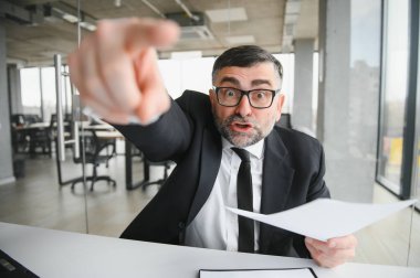 Ofiste çok işi olan kızgın bir işadamı..