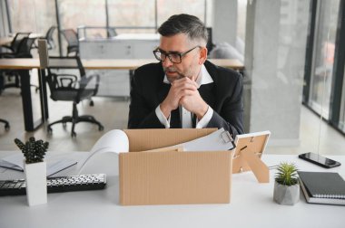 Taşınma konseptinde eski bir işadamı..