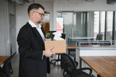 Eski erkek çalışanın işten çıkarma konsepti.