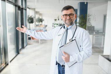 Gri saç uzmanlığı yakışıklı yaşlı doktor hastane portresi.