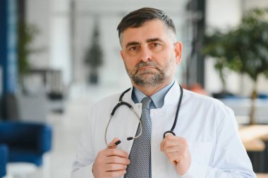 Son sınıf öğrencisi koridorda. Üniformalı doktor. Gözlüklü adam.