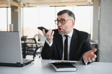 Hayal kırıklığına uğramış işadamının öfkeyle telefon bağırıyor.