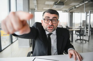 Kızgın patron çalışanına bağırıyor..