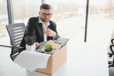 Eski erkek çalışanın işten çıkarma konsepti.