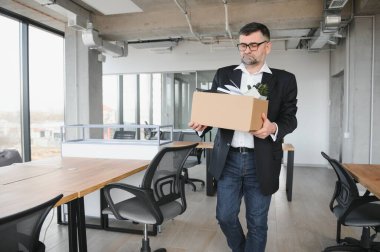 Eski erkek çalışanın işten çıkarma konsepti.