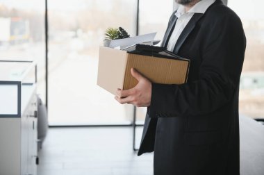 Stresli emekli adam ofisinden ayrılıyor..