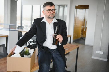 Eski alkol bağımlısı erkek çalışanın işten çıkarma kavramı.