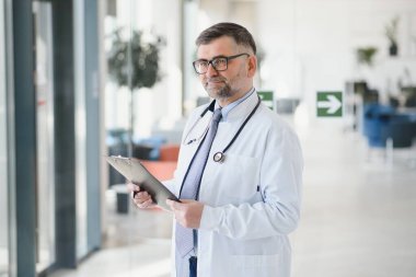 Beyaz önlüklü kıdemli doktorun portresi..