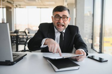 Kızgın patron çalışanına bağırıyor..