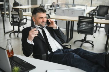 Yaşlı işadamı stresten içiyor