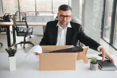 Eski erkek çalışanın işten çıkarma konsepti.