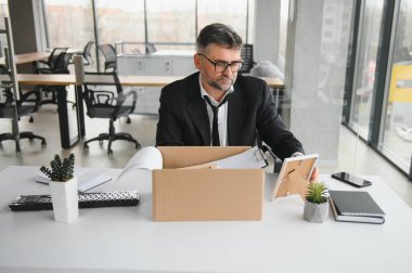 Taşınma konseptinde eski bir işadamı..