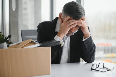 Eski erkek çalışanın işten çıkarma konsepti.