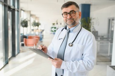 Son sınıf öğrencisi koridorda. Üniformalı doktor. Gözlüklü adam.