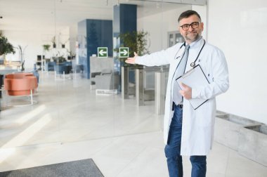 Son sınıf öğrencisi koridorda. Üniformalı doktor. Gözlüklü adam.