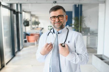 Son sınıf öğrencisi koridorda. Üniformalı doktor. Gözlüklü adam.