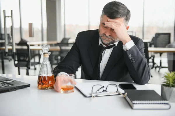 Gamle Affärsman Dricker Från Stress — Stockfoto